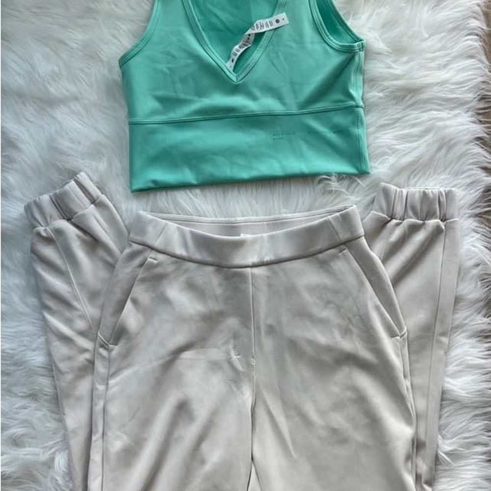 Nwot Lululemon pivot tank sz 8 only (not include pants)